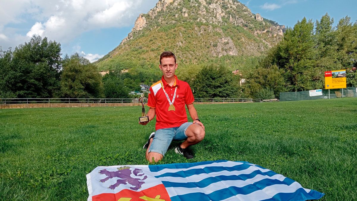 Mario Rodríguez, con el título de campeón de España. | R.P.N.