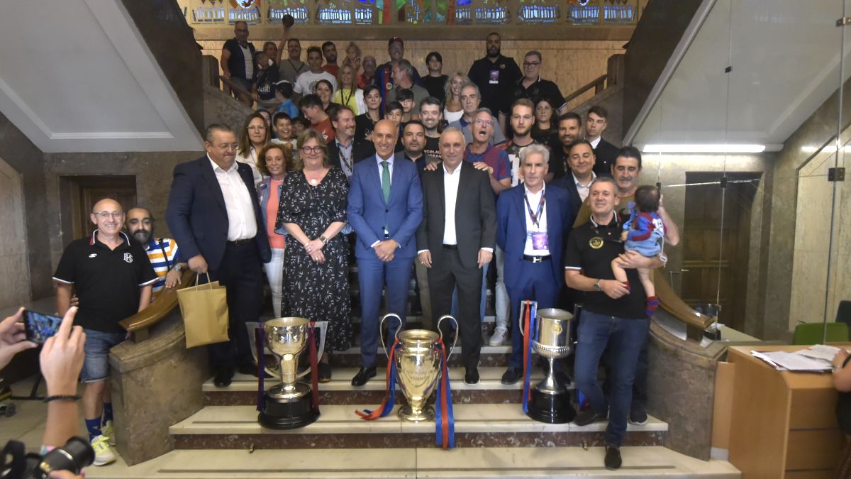 Foto de familia con Hristo, autoridades y peñistas en el Ayuntamiento. | SAÚL ARÉN Foto de familia con Hristo, autoridades y peñistas en el Ayuntamiento. | SAÚL ARÉN