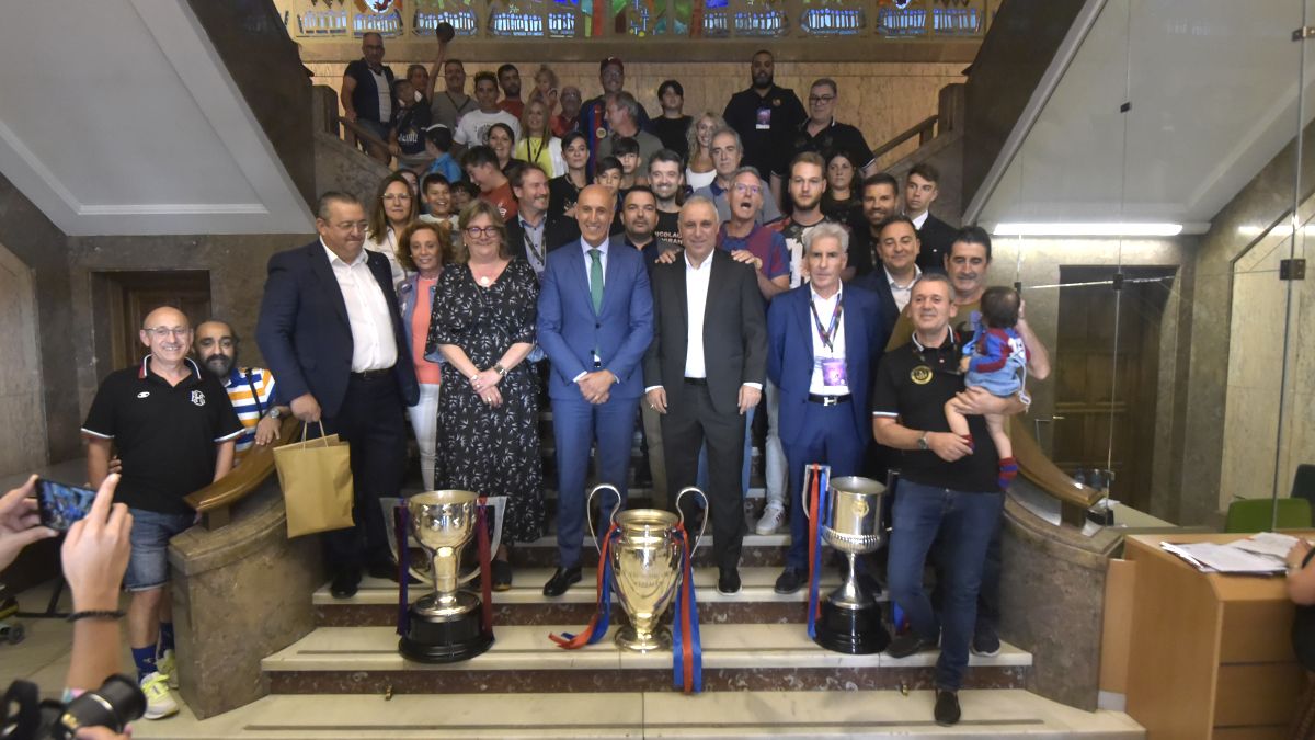 Foto de familia con Hristo, autoridades y peñistas en el Ayuntamiento. | SAÚL ARÉN