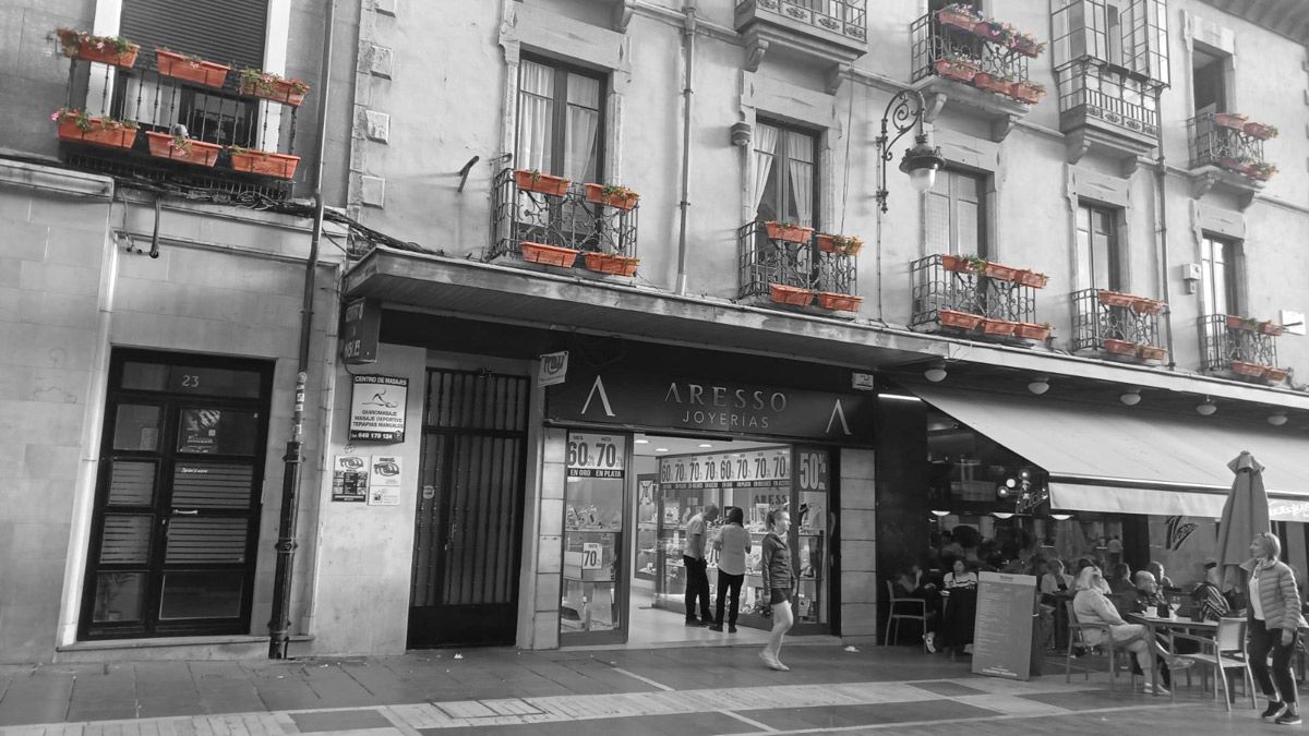 Algunos de los maceteros con geranios secos en la calle Ancha. | L.N.C.