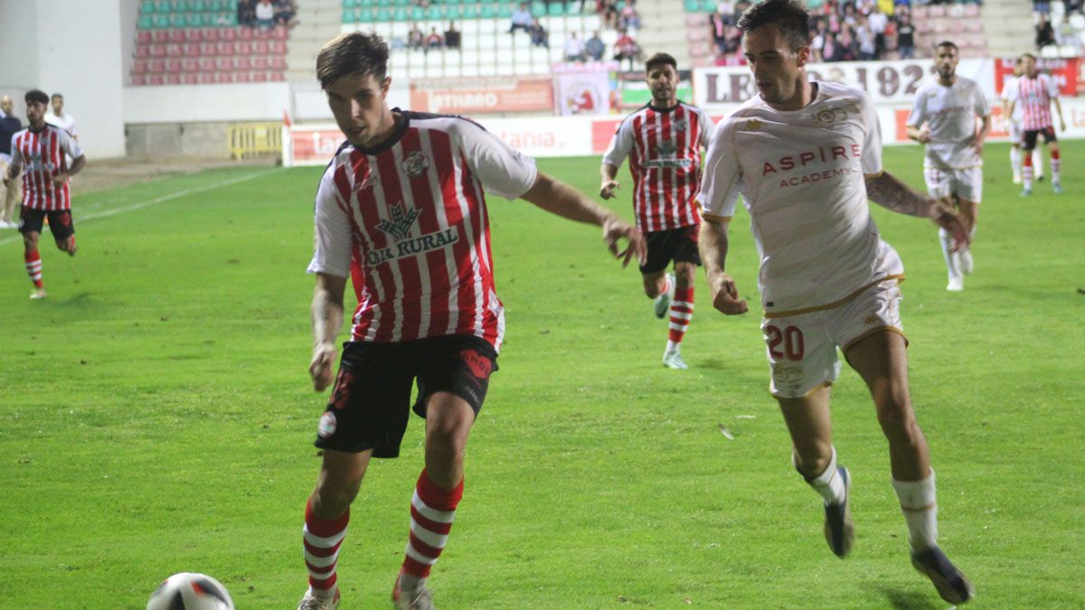 Blesa presiona a un jugador del Zamora en el choque de Copa Federación. | ISAAC LLAMAZARES