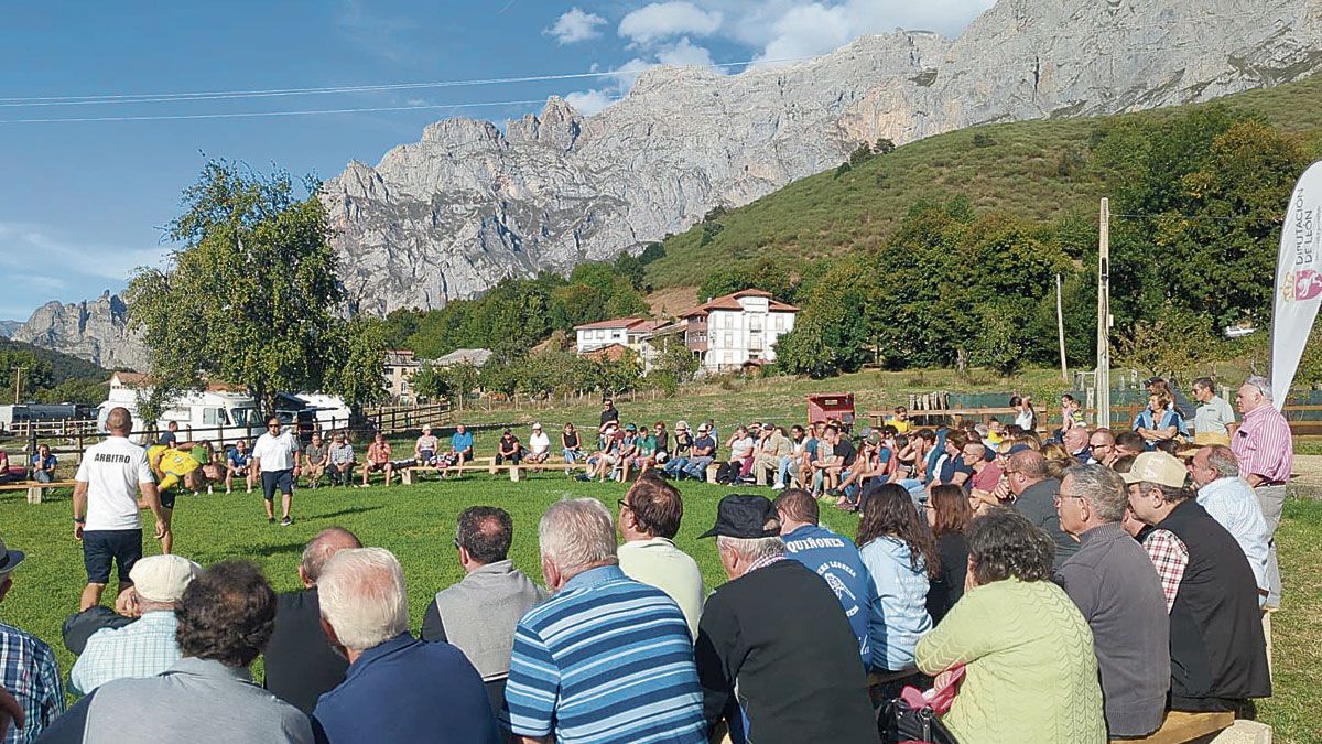 La Catedral o Sandoval ofrecen un marco excepcional para la lucha, pero no es menos impresionante el fondo de los Picos de Europa en Valdeón. :: F. FERNÁNDEZ