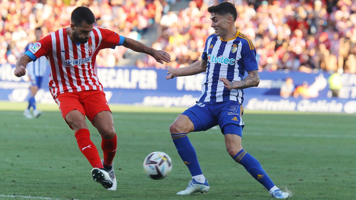 Naranjo se zafa de un defensor del Sporting. | LALIGA