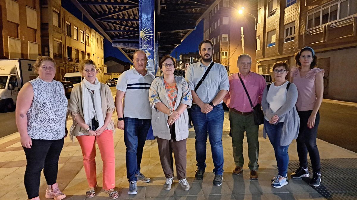 El equipo de gobierno municipal, junto a la pasarela de Trobajo del Camino. | L.N.C.