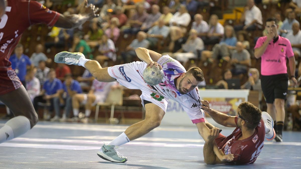 Boskos es derribado por la defensa riojana. | JESÚS F. SALVADORES