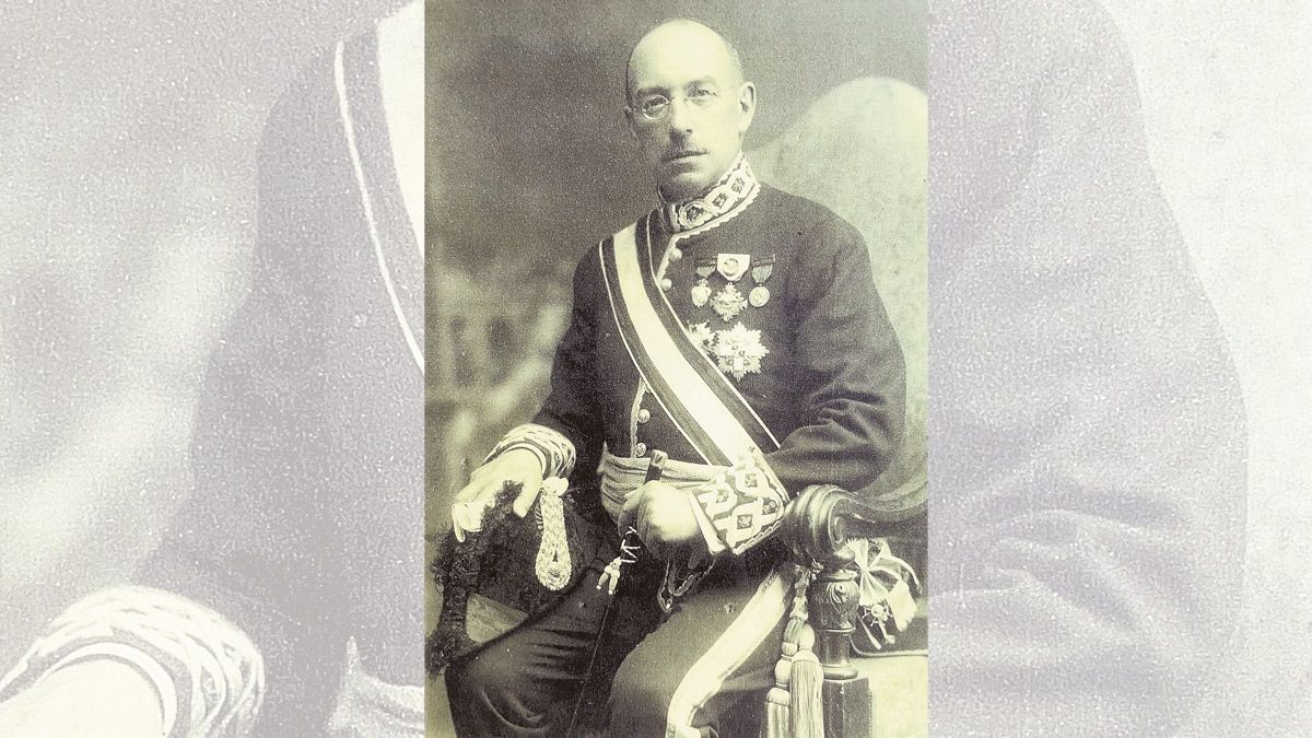 Álvaro López Núñez con sus múltiples condecoraciones. | L.N.C.