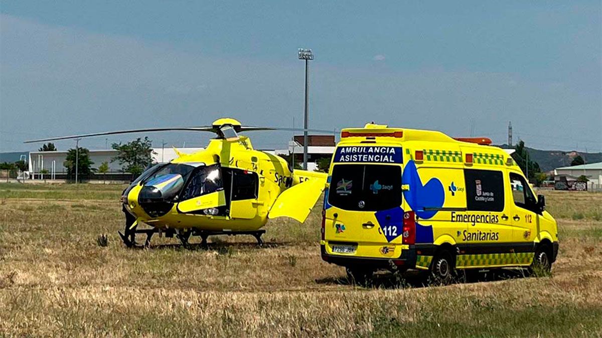 Imagen de archivo de una ambulancia y helicóptero de 112. | SAÚL ARÉN