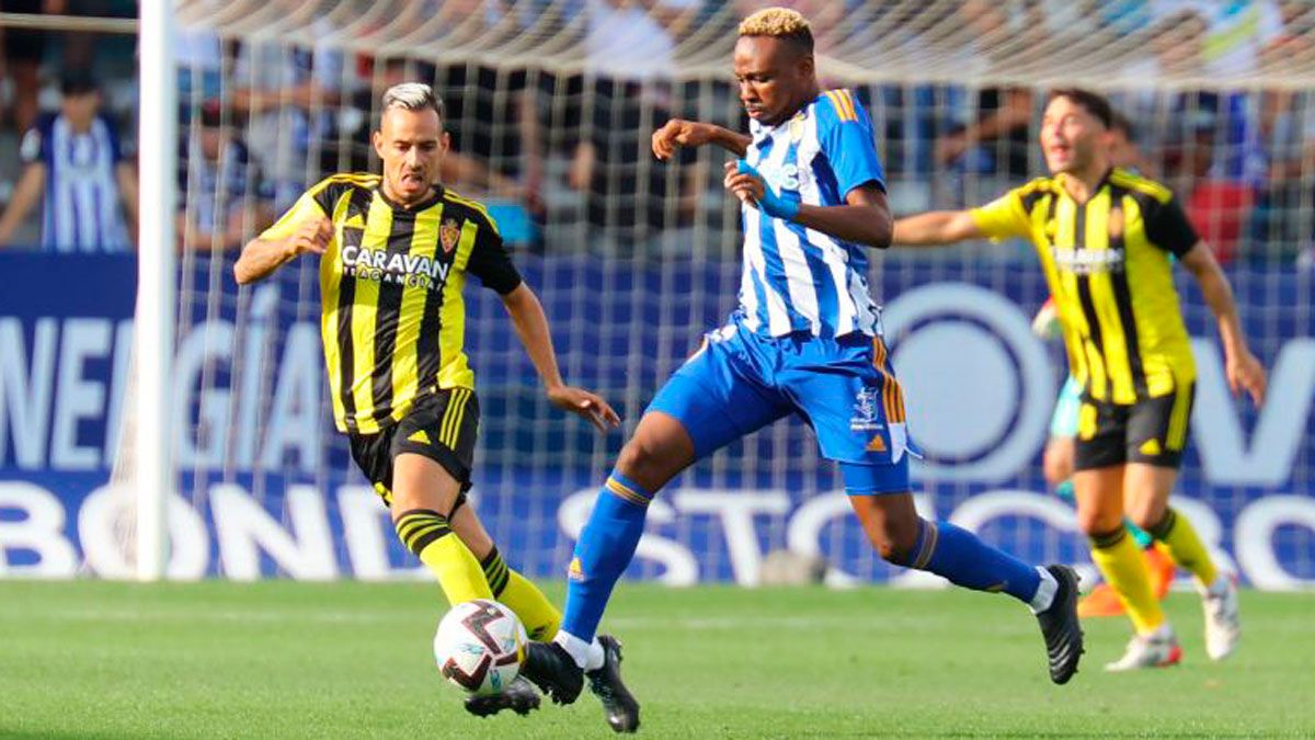 Nwakai conduce el balón entre defensores del Zaragoza. | LALIGA