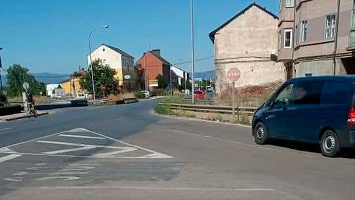 Carretera del canal, donde no hay aceras. Carretera del canal, donde no hay aceras.