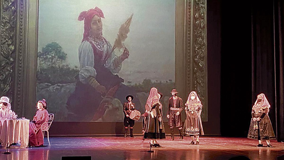 Un cuadro de Agrasot, el maestro de Sorolla, que pertenece al Museo de las Tradiciones preside la escena del espectáculo. | JAVIER EMPERADOR