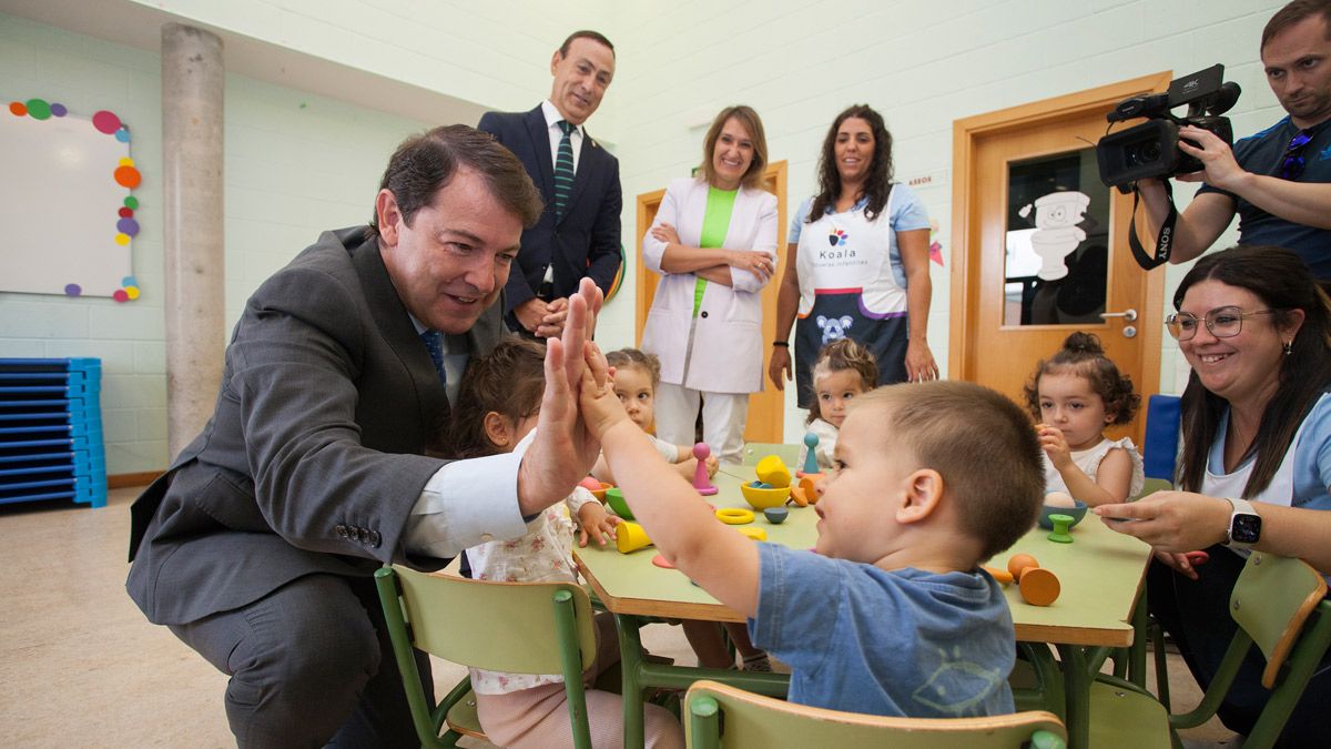 Mañueco durante su visita a la Escuela de Educación Infantil de Carbajosa de la Sagrada de Salamanca. | ICAL