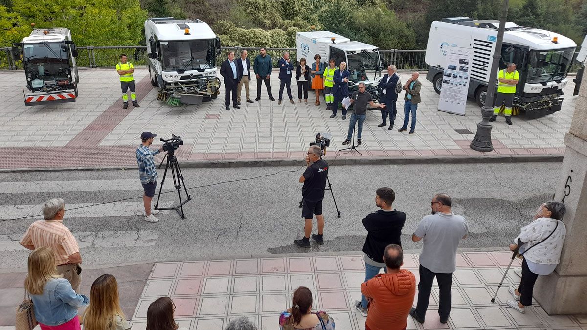 Presentación del servicio de limpieza viaria por todo lo alto, al lado del Sil. | MAR IGLESIAS