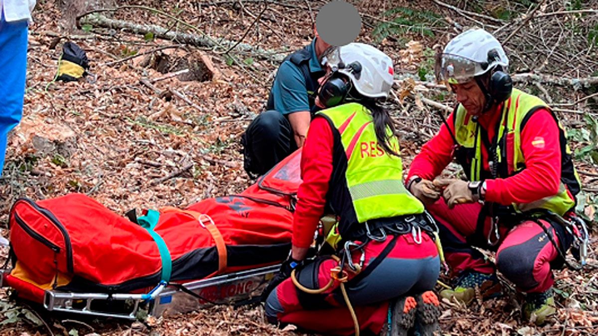 Rescate del hombre herido en Corullón. | JCYL