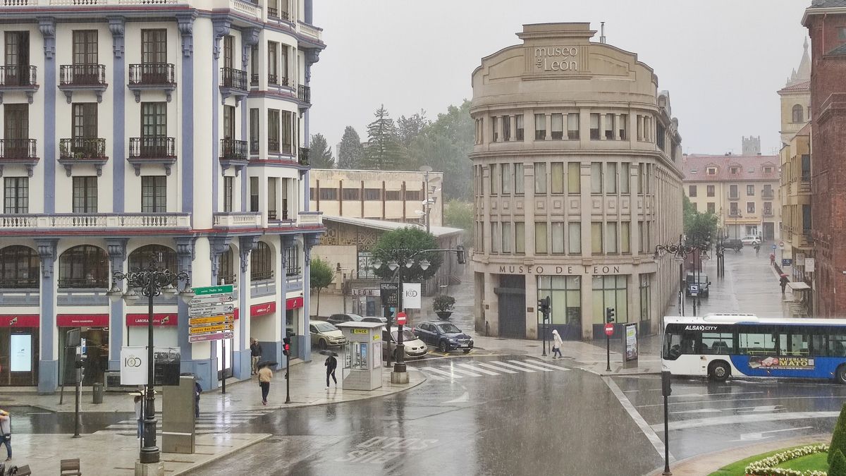 La lluvia sorprendía a los leoneses en la mañana de este martes. | L.N.C.