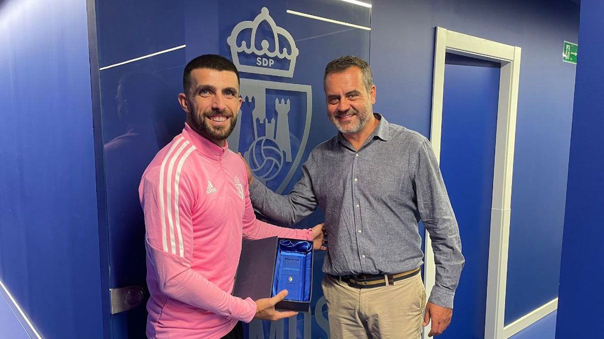 El director de LNC, David Rubio, hace entrega a Agus del premio a Jugador Drasanvi del año. | J.F. El director de LNC, David Rubio, hace entrega a Agus del premio a Jugador Drasanvi del año. | J.F.