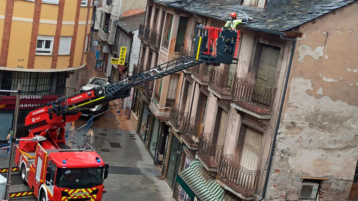 Imagen de la intervención de los Bomberos. Imagen de la intervención de los Bomberos.