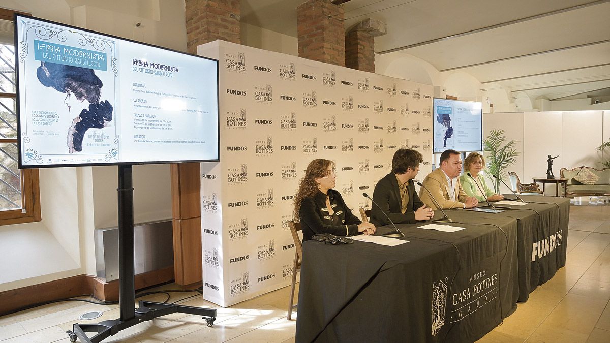 Noemí Martínez, Pablo López Presa, José María Viejo y Evelia Fernández en la presentación de la Feria Modernista del Entorno Gaudí. | JESÚS F. SALVADORES