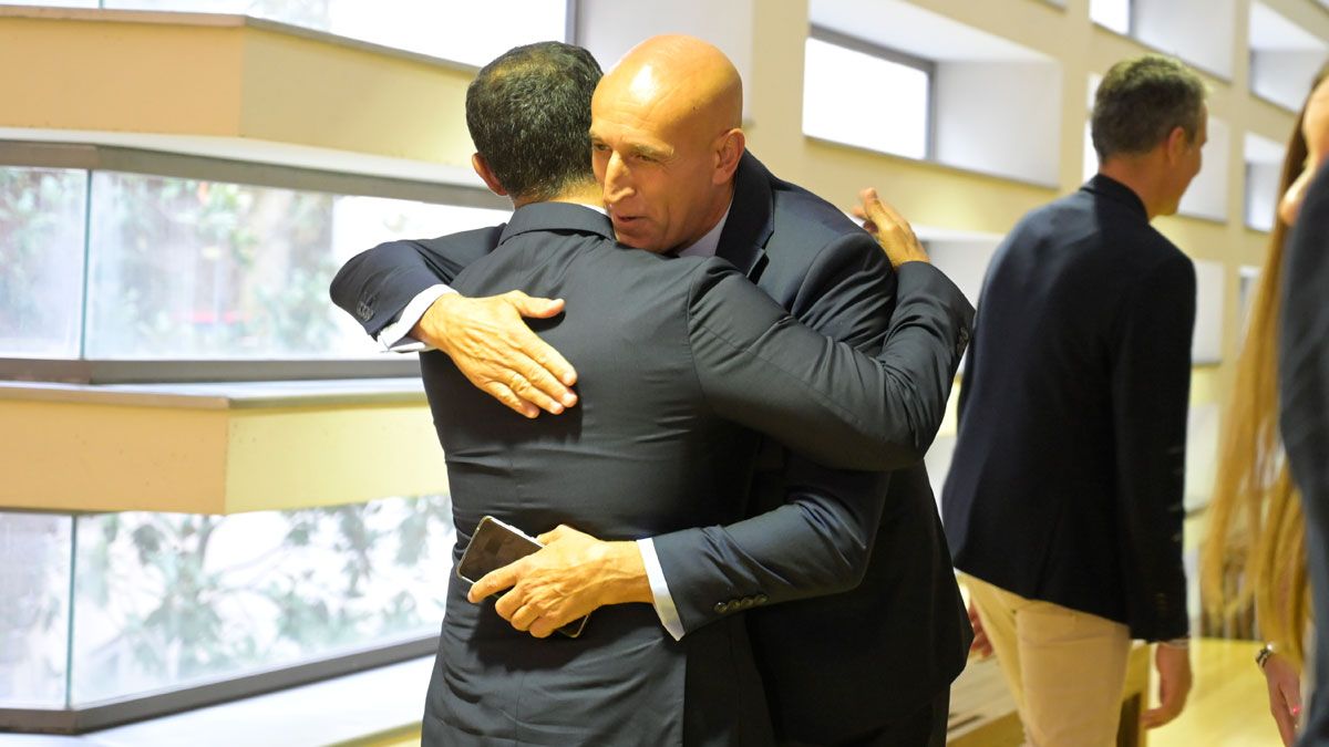 Diez abraza a Al Suwaidi durante el acto de presentación del centenario. | JESÚS F. SALVADORES