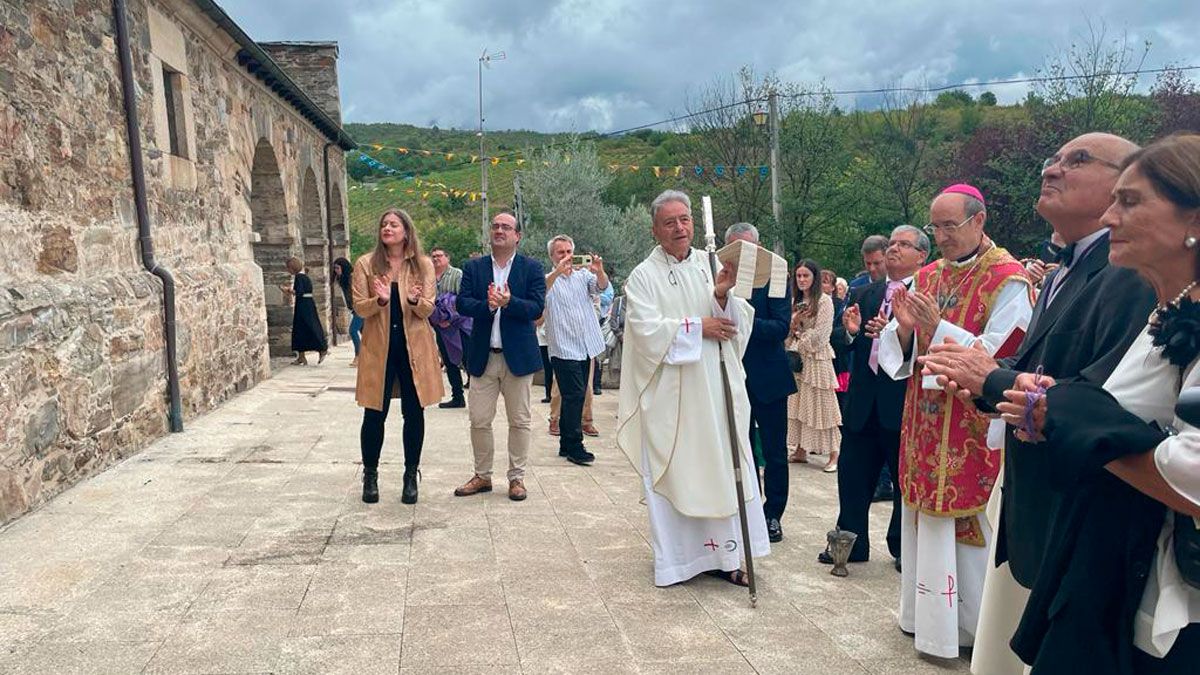 Inauguración de la cruz en la pedanía ponferradina.