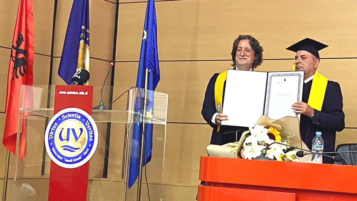 Javier Vidal (izquierda) recibe su 'honoris causa'. | L.N.C.