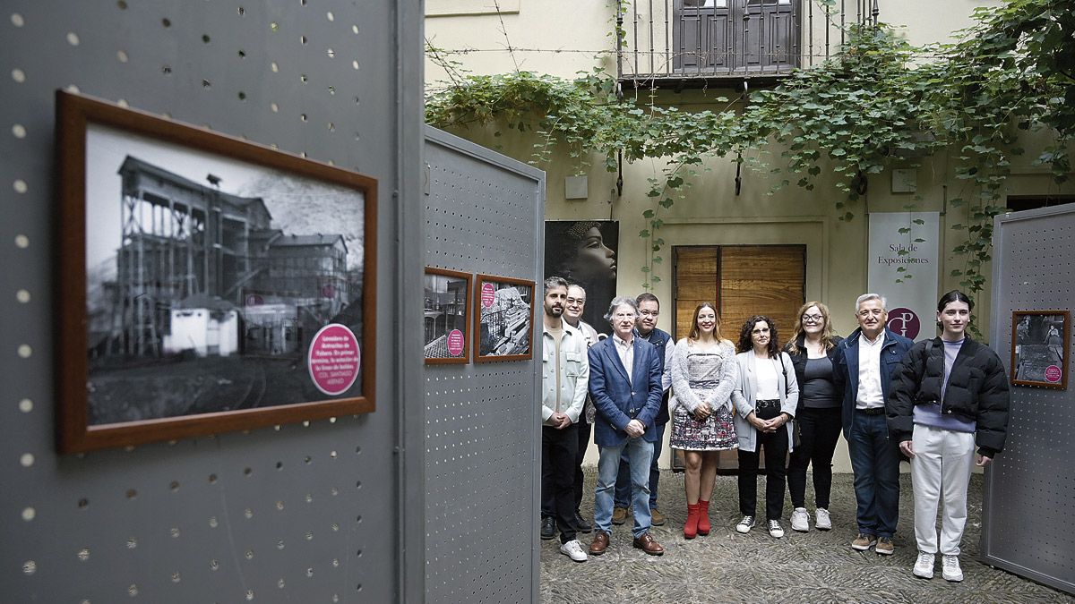 Eva Testa San Juan, Víctor del Reguero, José Cortizo y representantes de la Junta Vecinal de Santa Cruz del Sil en la inauguración. | JESÚS F. SALVADORES