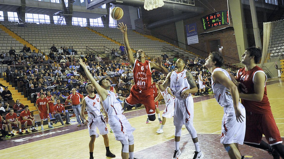 Bazemore penetra entre los defensores de Agustinos. | DANIEL MARTIN