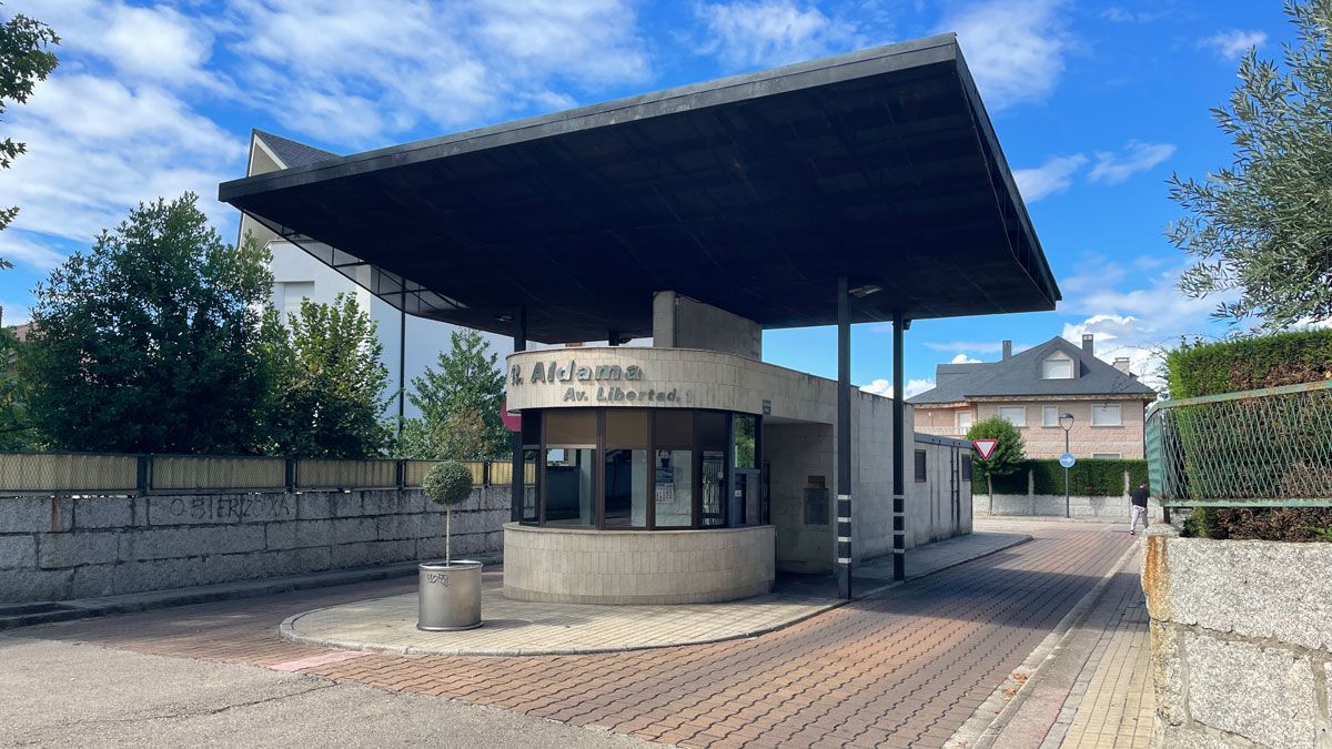 Entrada a la urbanización Aldama en Ponferrada. | JAVIER FERNÁNDEZ Entrada a la urbanización Aldama en Ponferrada. | JAVIER FERNÁNDEZ