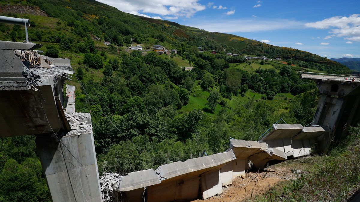 Viaducto del Castro caído en junio, entre Galicia y el Bierzo.