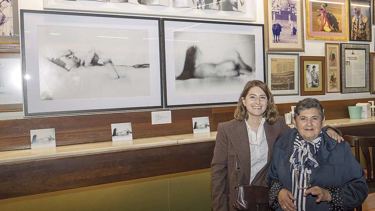 La artista Rocío Cuevas con su madre el pasado miércoles en el Camarote Madrid. | VICENTE GARCÍA