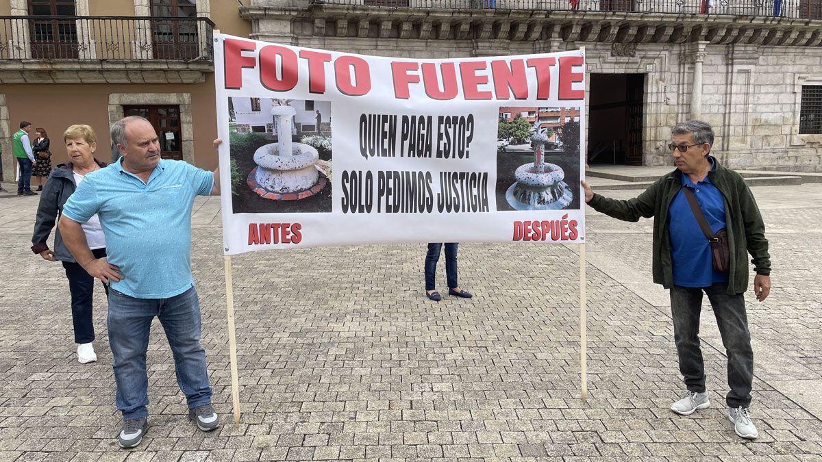 Concentración de la asociación frente al Consistorio ponferradino. | Javier Fernández