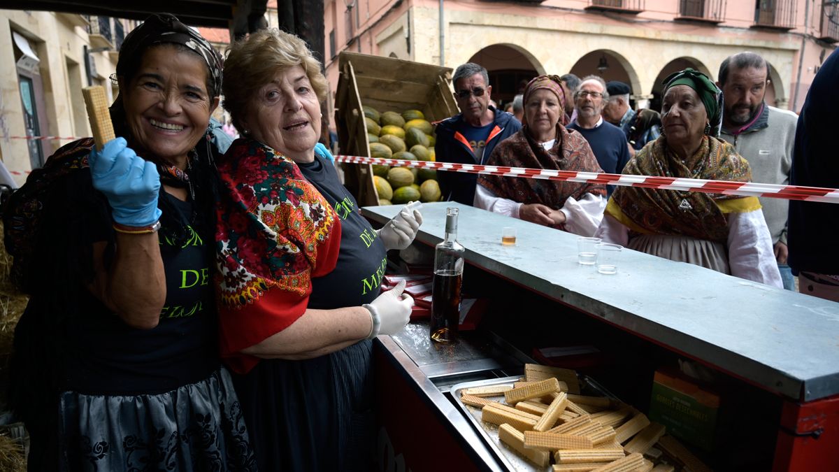 Reparto de la parva este sábado en la plaza del Grano. | JESÚS F. SALVADORES