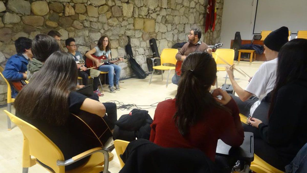 El taller de rock organizado por la Concejalía de Juventud en Espacio Vías. | L.N.C.