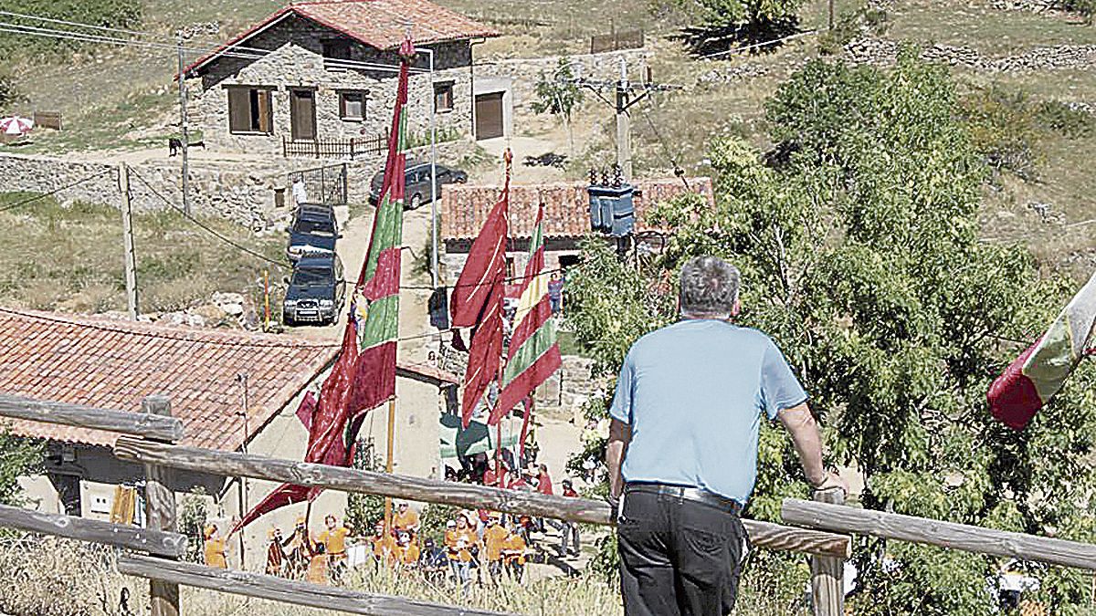 Imagen de una de las ediciones anteriores de la Romería de los Pájaros en la República Independiente de Paradilla de Gordón, que este domingo vuelve a congregar. | L.N.C.