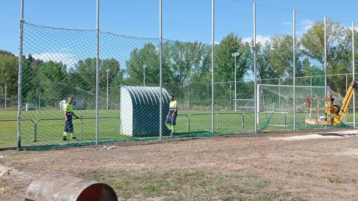 Obras en el campo de fútbol de Flores del Sil.