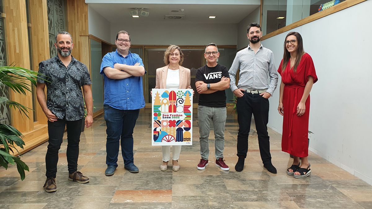Una representación del jurado posa con el cartel ganador. | L.N.C. Una representación del jurado posa con el cartel ganador. | L.N.C.
