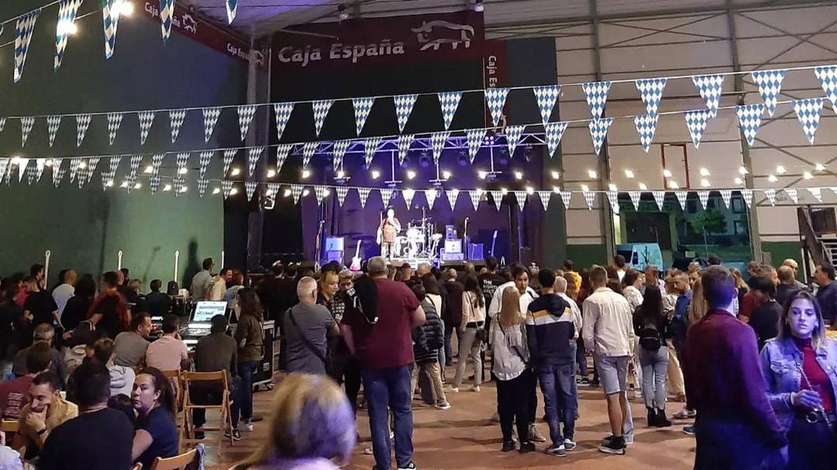 Un instante de la Feria de la Cerveza celebrada en Laguna de Negrillos. | L.N.C.