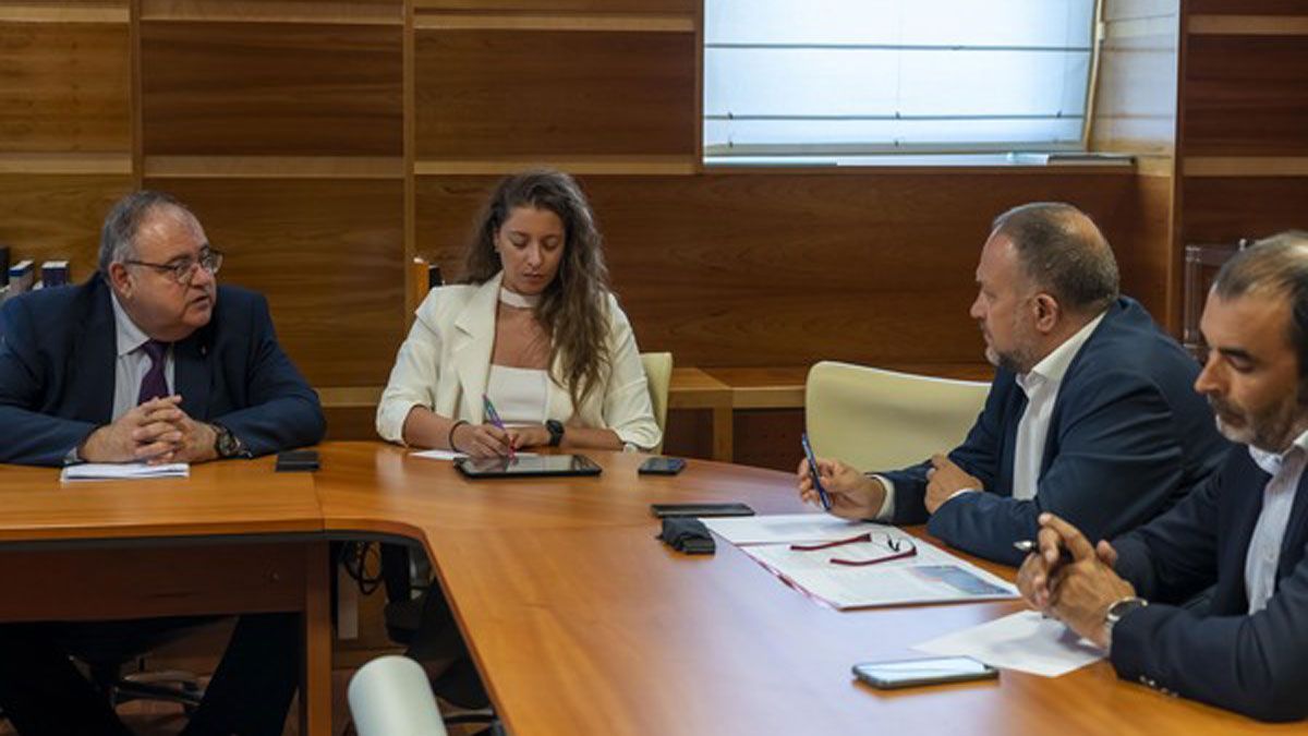 Reunión del Consejero de Sanidad con el Presidente del Consejo Comarcal del Bierzo. | Eduardo Margareto (Ical) Reunión del Consejero de Sanidad con el Presidente del Consejo Comarcal del Bierzo. | Eduardo Margareto (Ical)