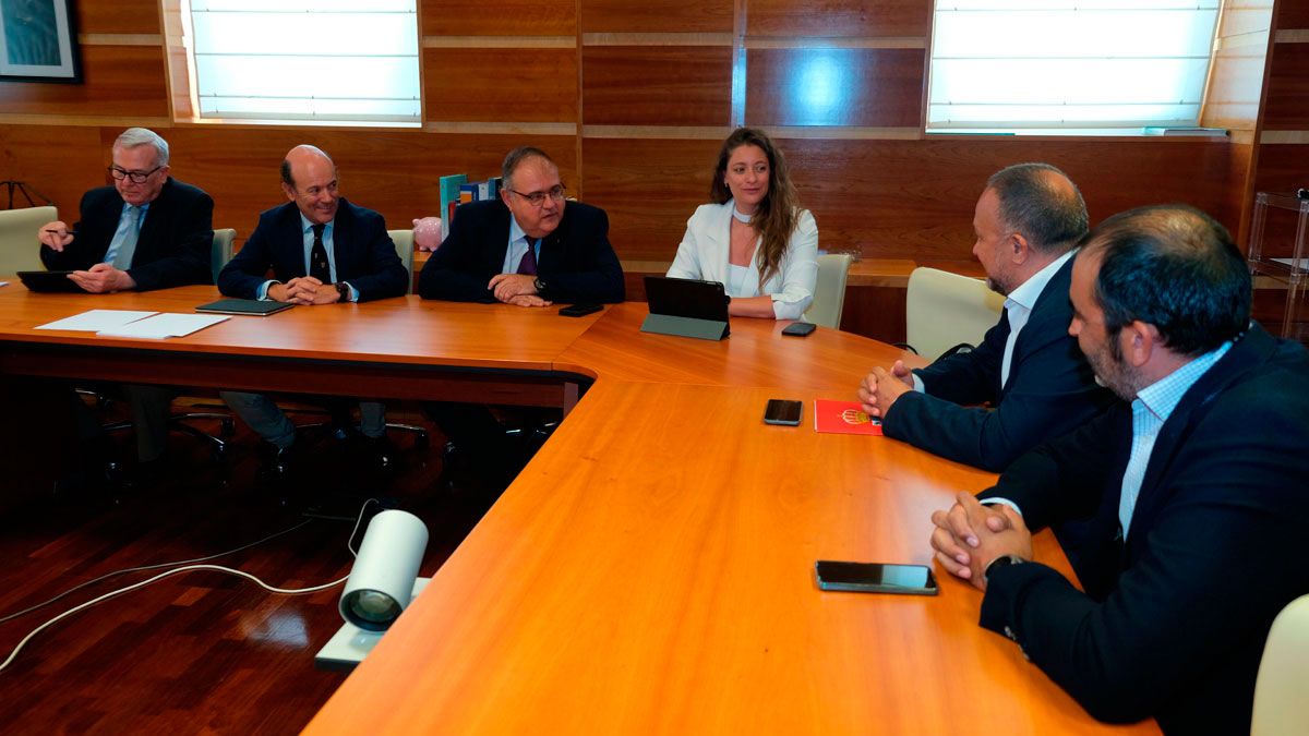 Reunión con el consejero del presidente del Consejo Comarcal ante la denuncia de los médicos por su situación límite en el Bierzo. | JCYL