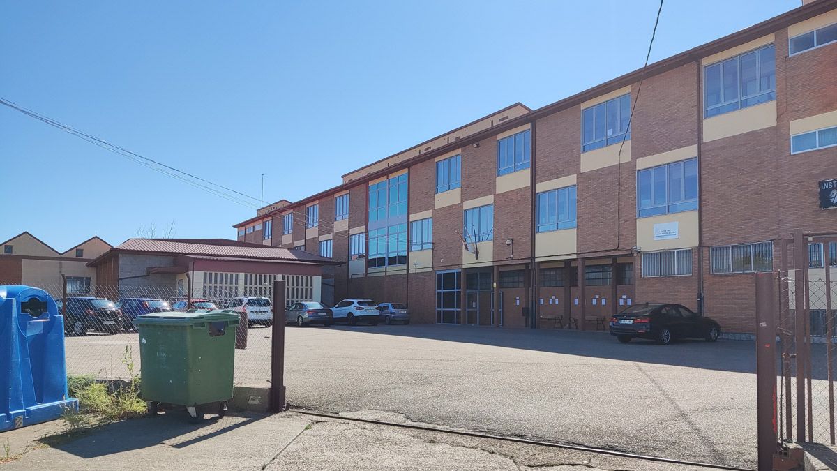 Vista del Instituto de Enseñanza Secundaria ‘Valles del Luna’ de Santa María del Páramo. | A. RODRÍGUEZ