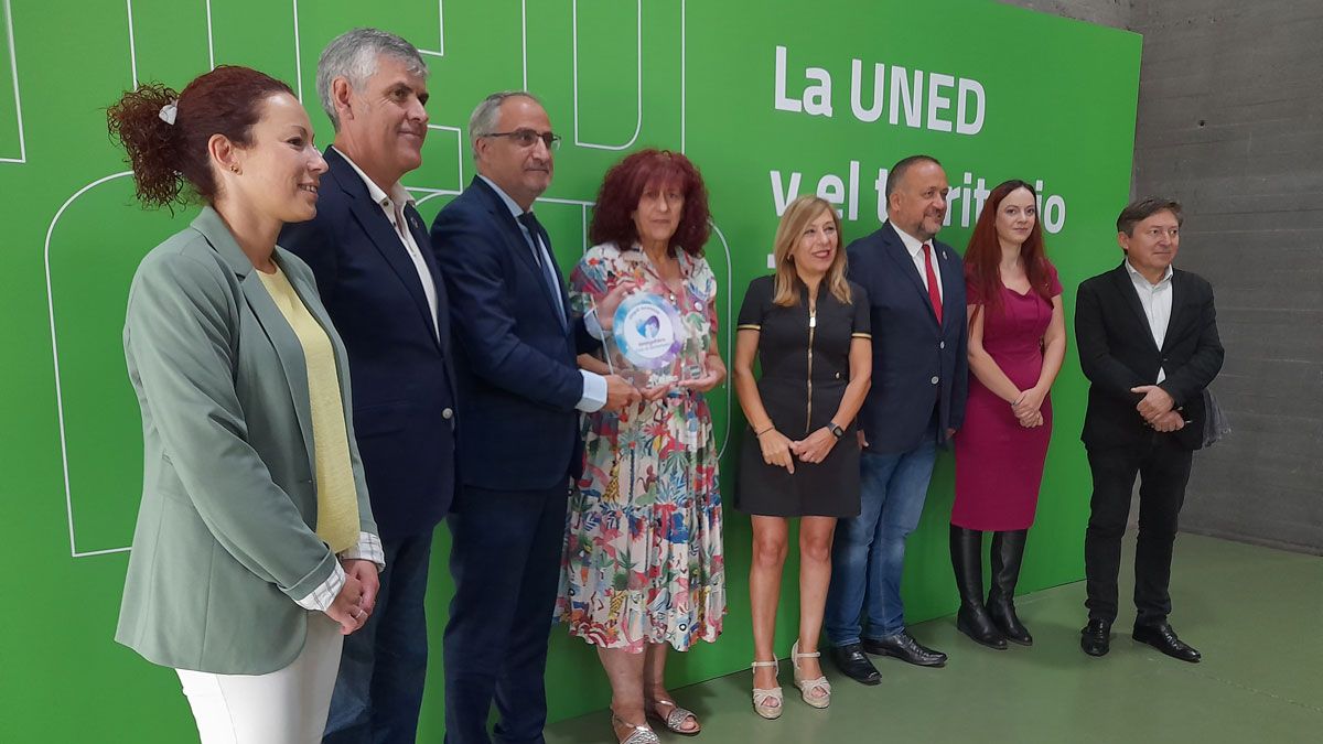 Entrega del galardón a la UNED Ponferrada por parte de AFA Bierzo. | MAR IGLESIAS