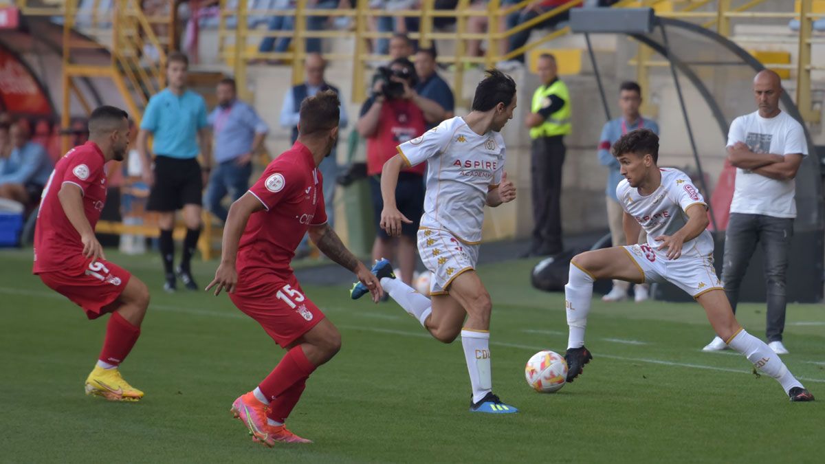 Percan, con el balón durante un partido con la Cultural. | SAÚL ARÉN