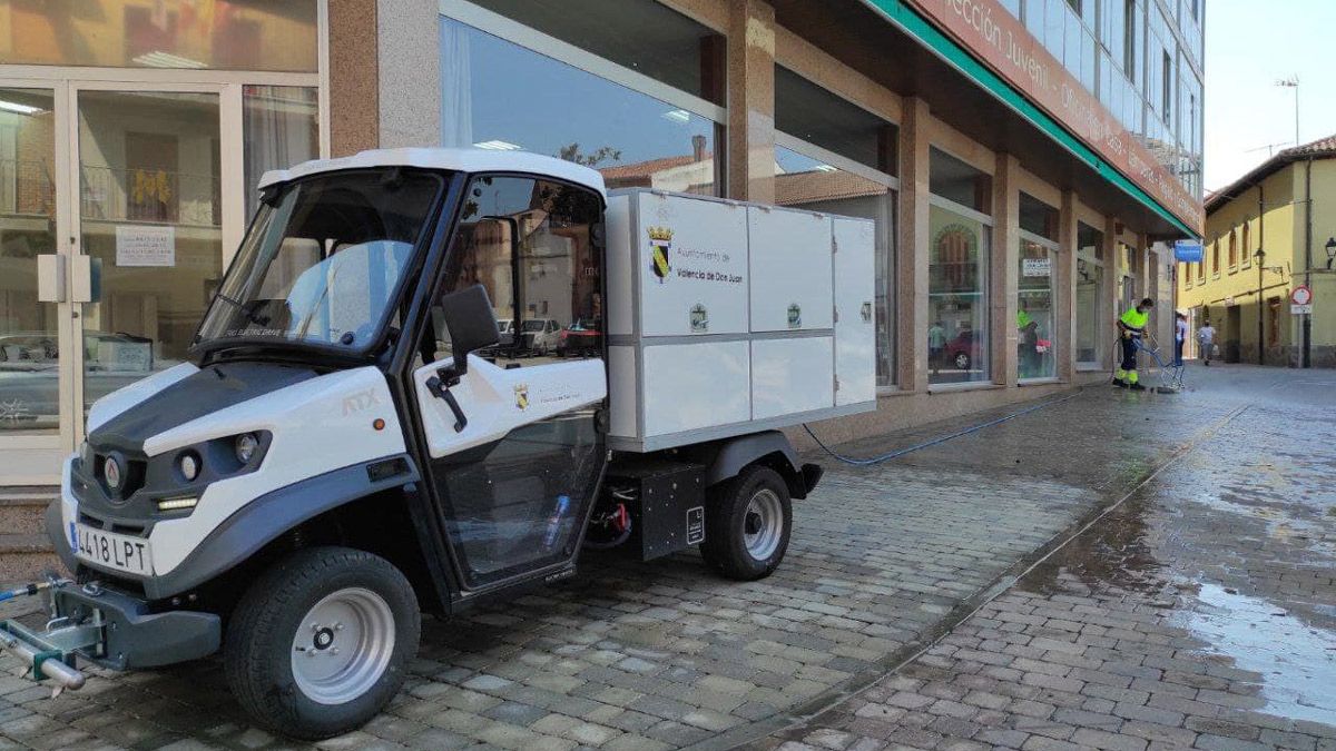 Servicio de limpieza viaria de Valencia de Don Juan. | L.N.C. Servicio de limpieza viaria de Valencia de Don Juan. | L.N.C.