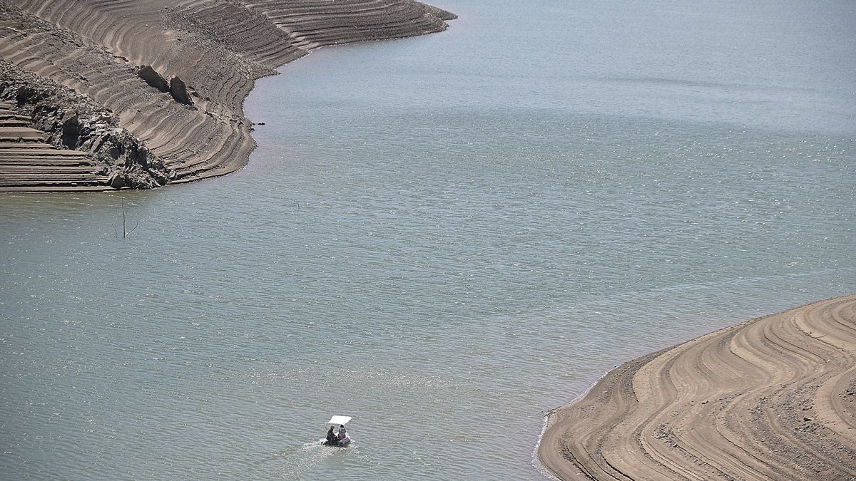 El embalse de Barrios de Luna ha presentado una imagen preocupante todo el verano. | JESÚS F. SALVADORES