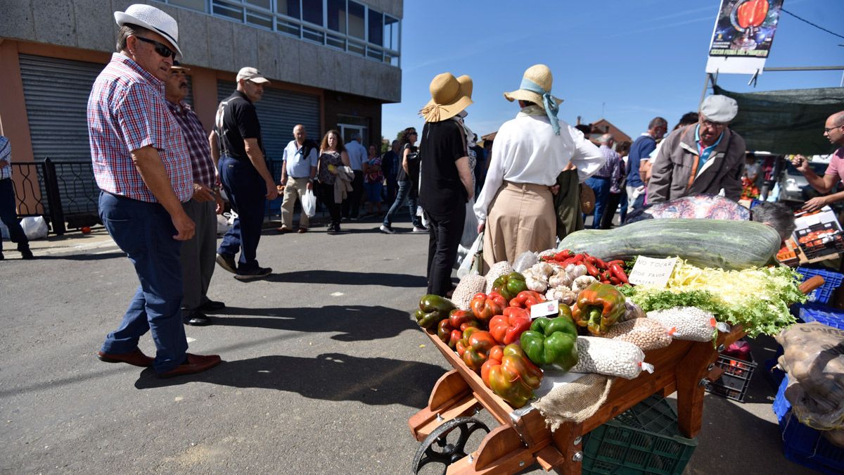 El pimiento morrón siempre atrae la mirada en esta cita frente al resto de productos. | SAÚL ARÉN