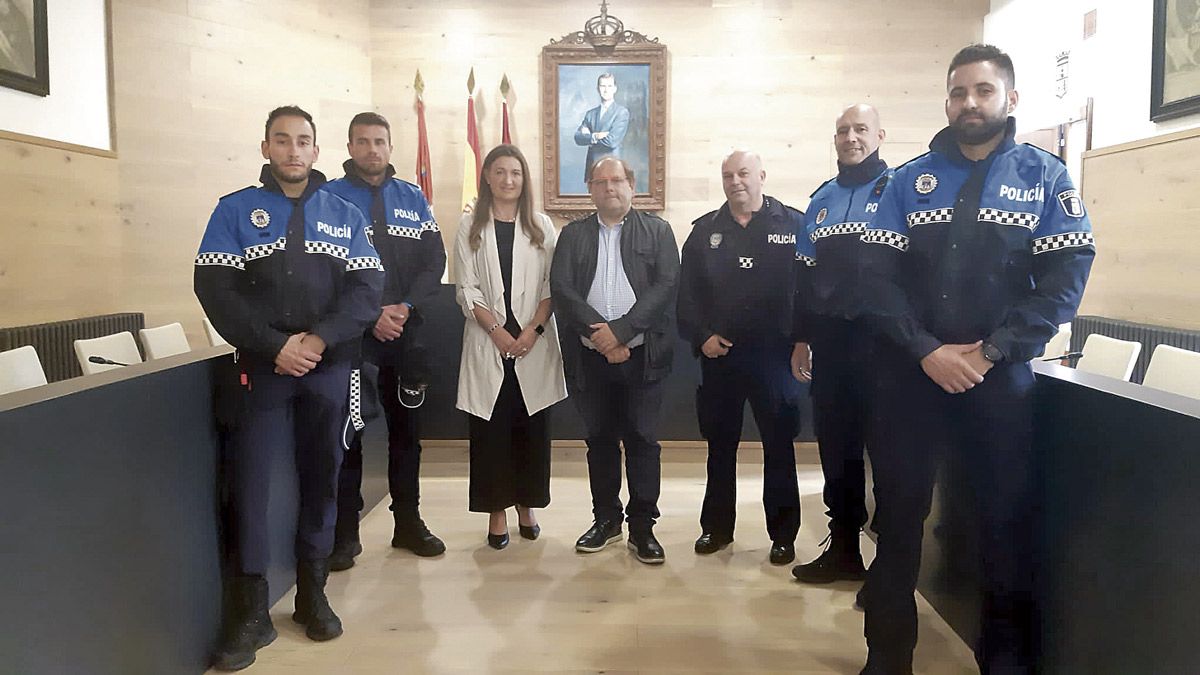 Los nuevos agentes fueron recibidos ayer en el consistorio. | ABAJO Los nuevos agentes fueron recibidos ayer en el consistorio. | ABAJO
