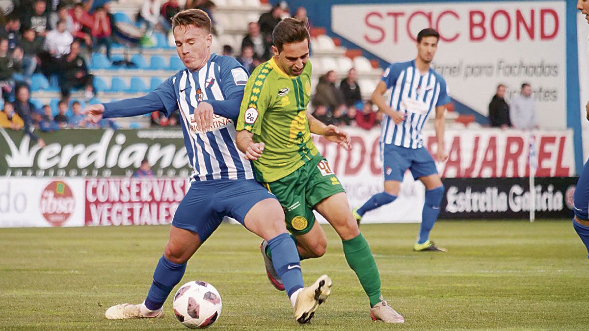 Larrea pelea por un balón dividido en un partido con la Deportiva. | FRANCISCO L. POZO