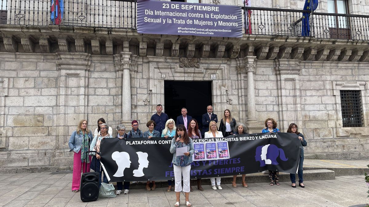 Concentración en la Plaza del Ayuntamiento de Ponferrada | Javier Fernández