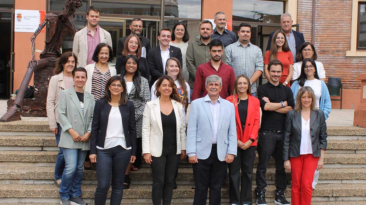 Participantes en las becas ‘Ralbar’ y promotores del programa. | L.N.C. Participantes en las becas ‘Ralbar’ y promotores del programa. | L.N.C.