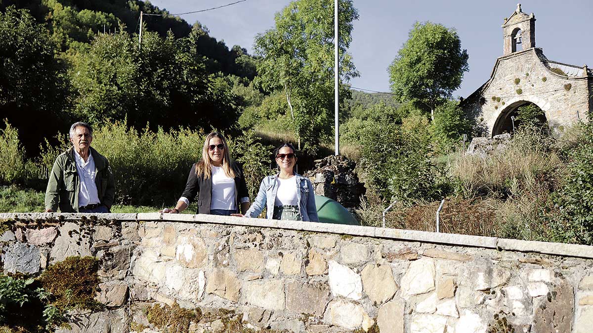 Carlos Mallo, Rosa María Fernández, y Nuria Rubio en Fasgar. | L.N.C.