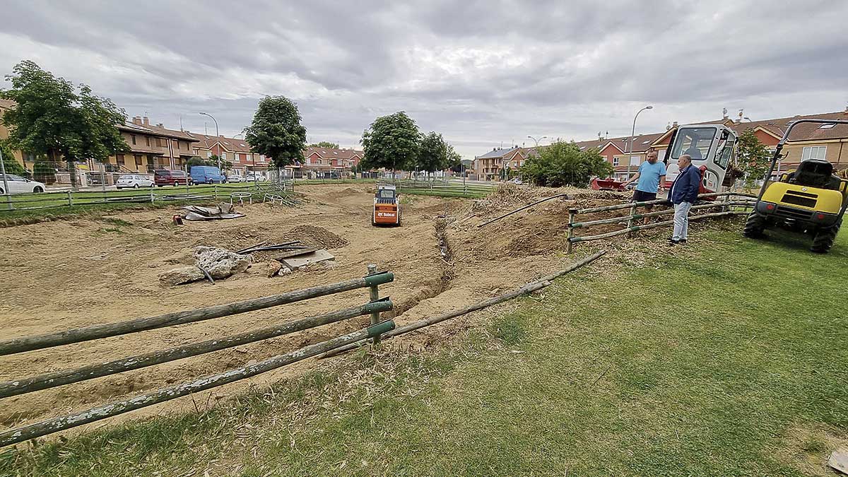 Trabajos para la reparación de la 'Laguna de Villarrodrigo'. | L.N.C. Trabajos para la reparación de la 'Laguna de Villarrodrigo'. | L.N.C.